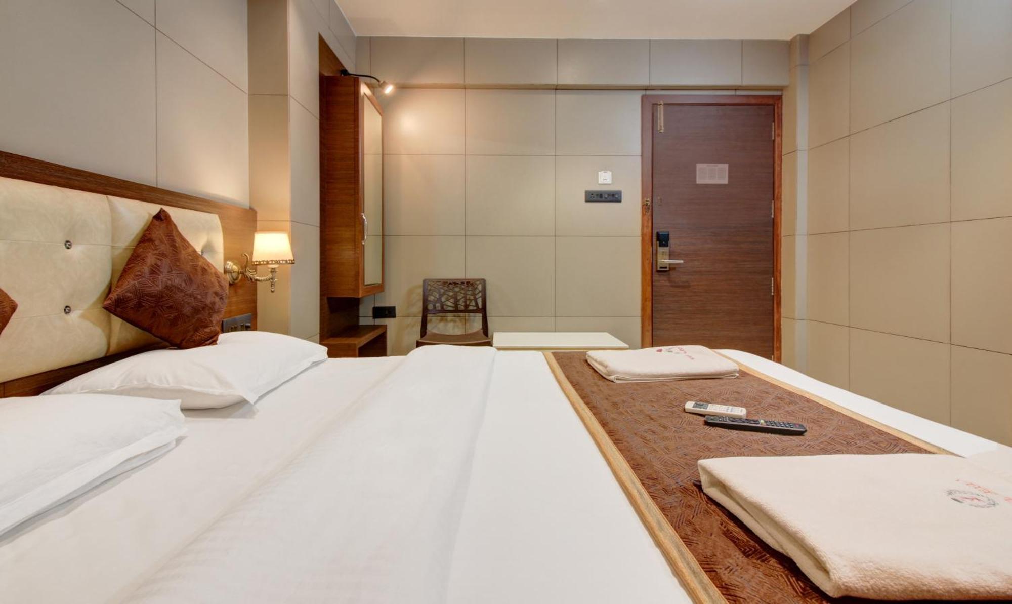 Hotel Leela Kalyān Εξωτερικό φωτογραφία