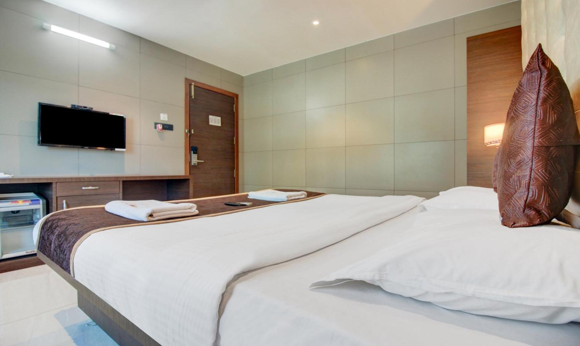 Hotel Leela Kalyān Εξωτερικό φωτογραφία
