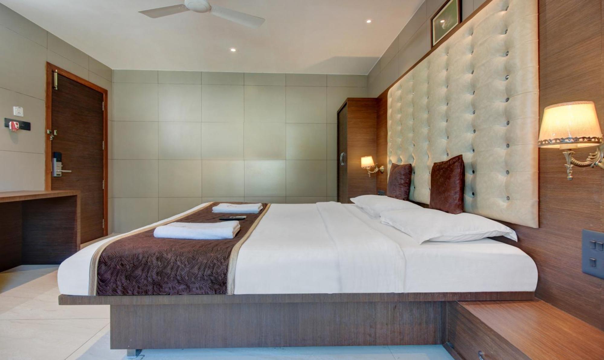Hotel Leela Kalyān Εξωτερικό φωτογραφία